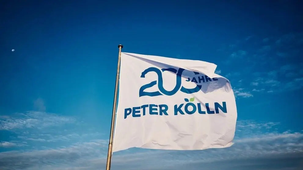 Fahne vor blauem Himmel mit Schriftzug "200 Jahre Peter Kölln"