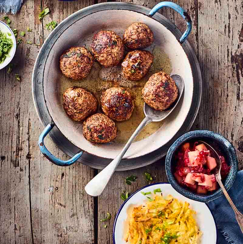 Hackbällchen mit Rösti und Preiselbeer-Chutney