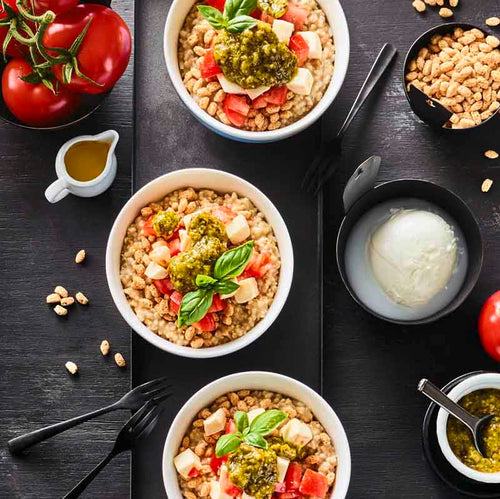 Porridge mit Tomate-Mozzarella und Pesto