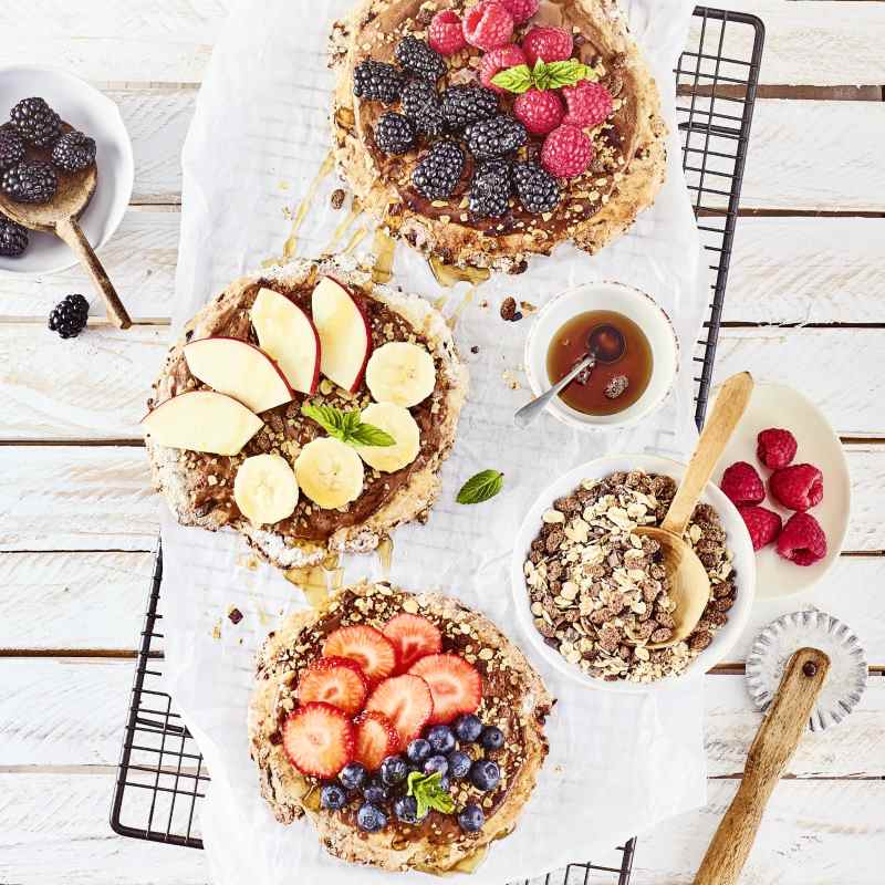 Schoko-Pizza mit Beerenfrüchten