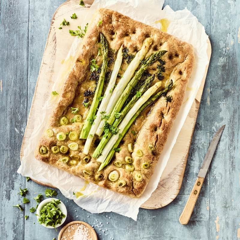 Hafer-Focaccia mit Spargel