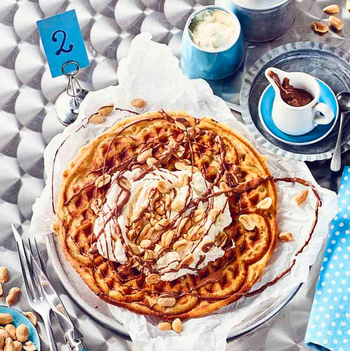 Hafer-Waffeln mit Erdnusscreme und gesalzenen Erdnüssen
