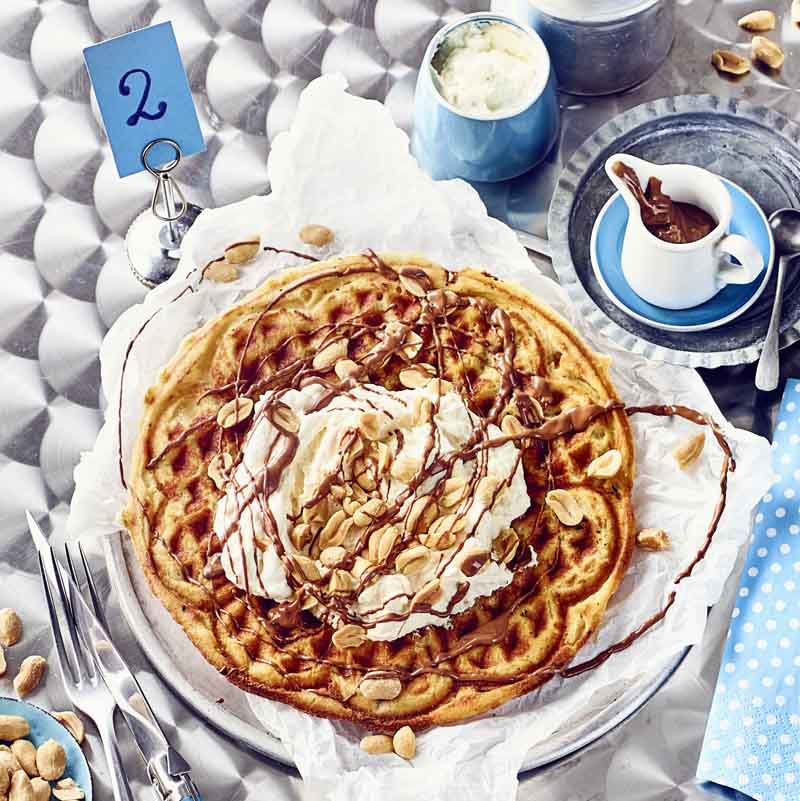 Hafer-Waffeln mit Erdnusscreme und gesalzenen Erdnüssen