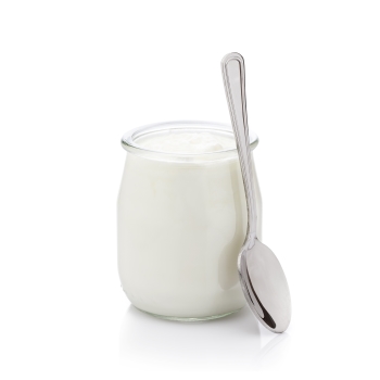 Joghurt im Glas mit Löffel